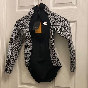 Black and White 3mm Neoprene Long sleeve wetsuit top NWT size XS front zip
